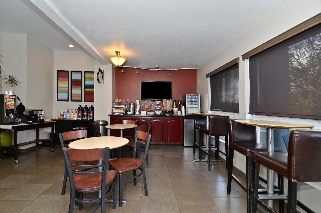 Clackamas Inn and Suites - View 4