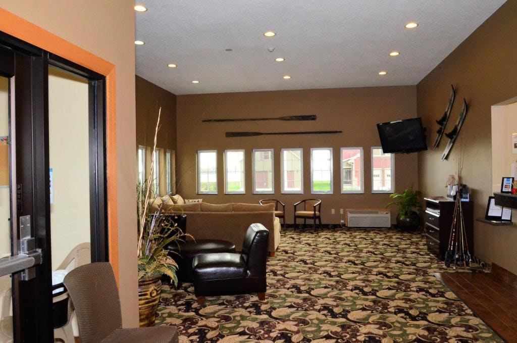 Cobblestone Inn & Suites - Lake View - View 3