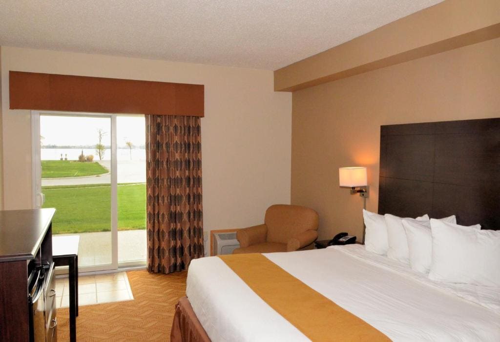 Cobblestone Inn & Suites - Lake View - View 2