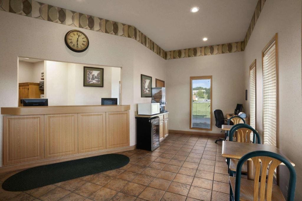 Super 8 by Wyndham Collinsville St. Louis - View 4