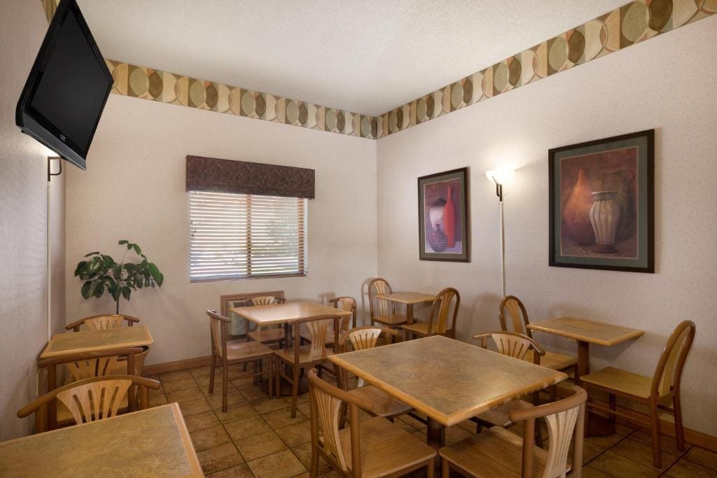 Super 8 by Wyndham Collinsville St. Louis - View 3