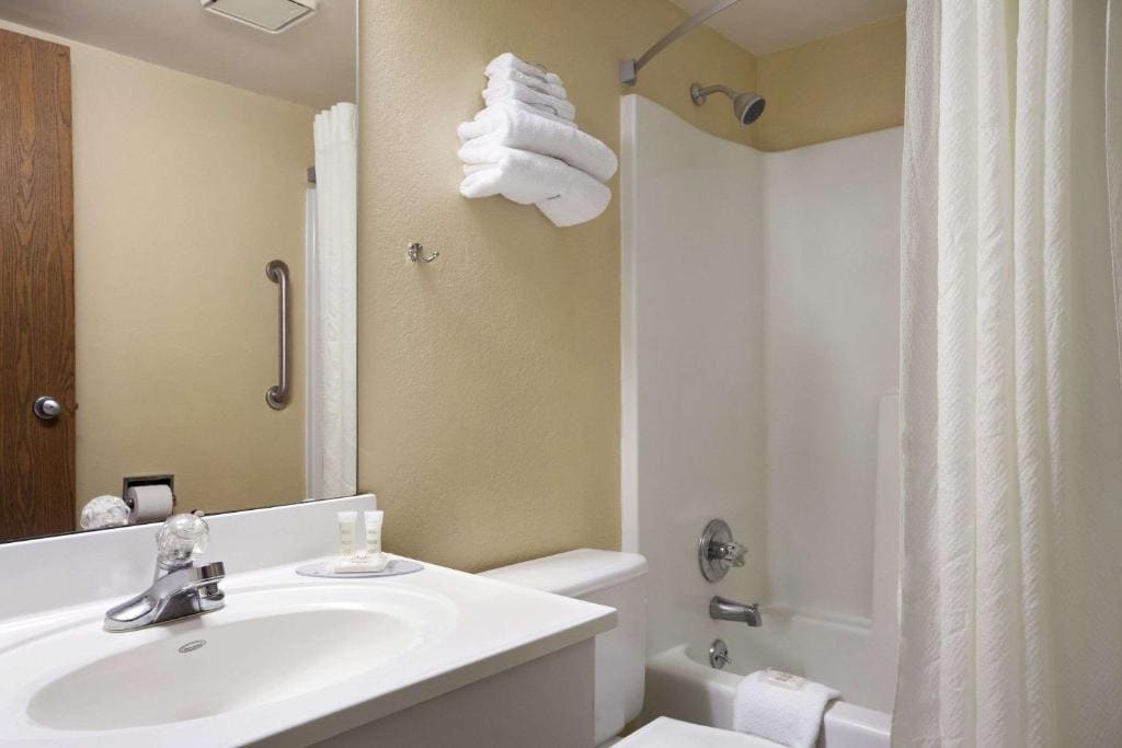 Super 8 by Wyndham Collinsville St. Louis - View 5