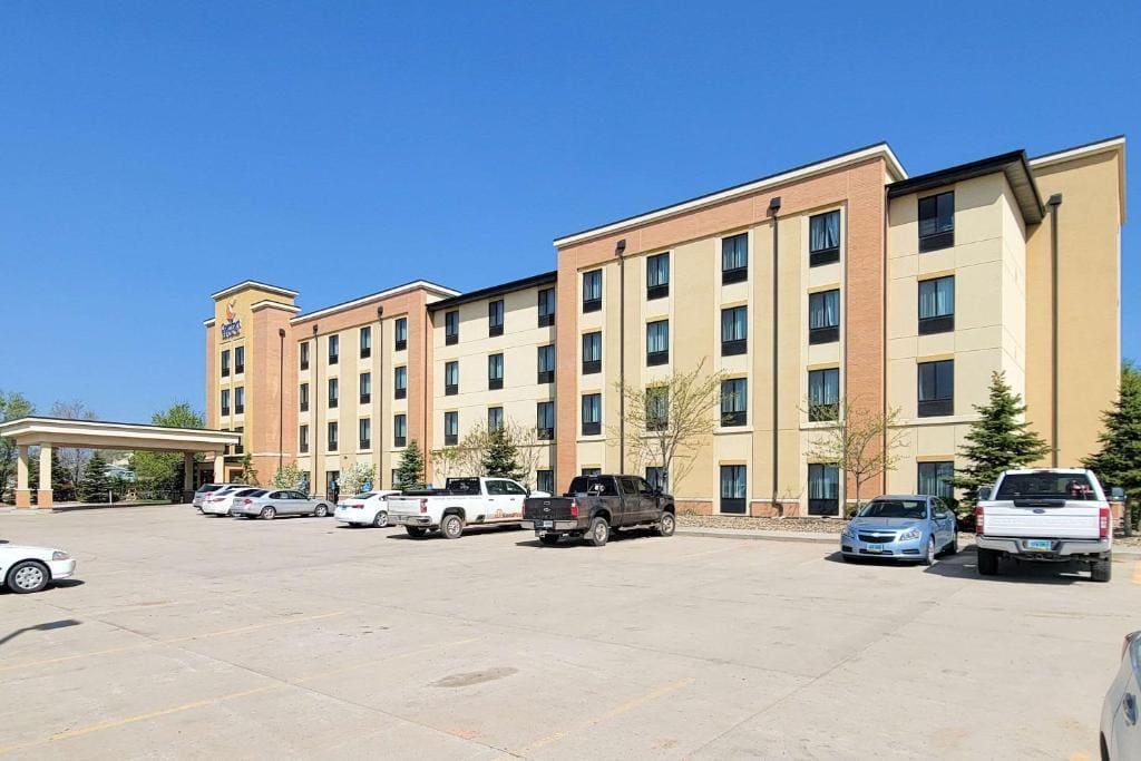 Comfort Inn & Suites Watford City - View 5