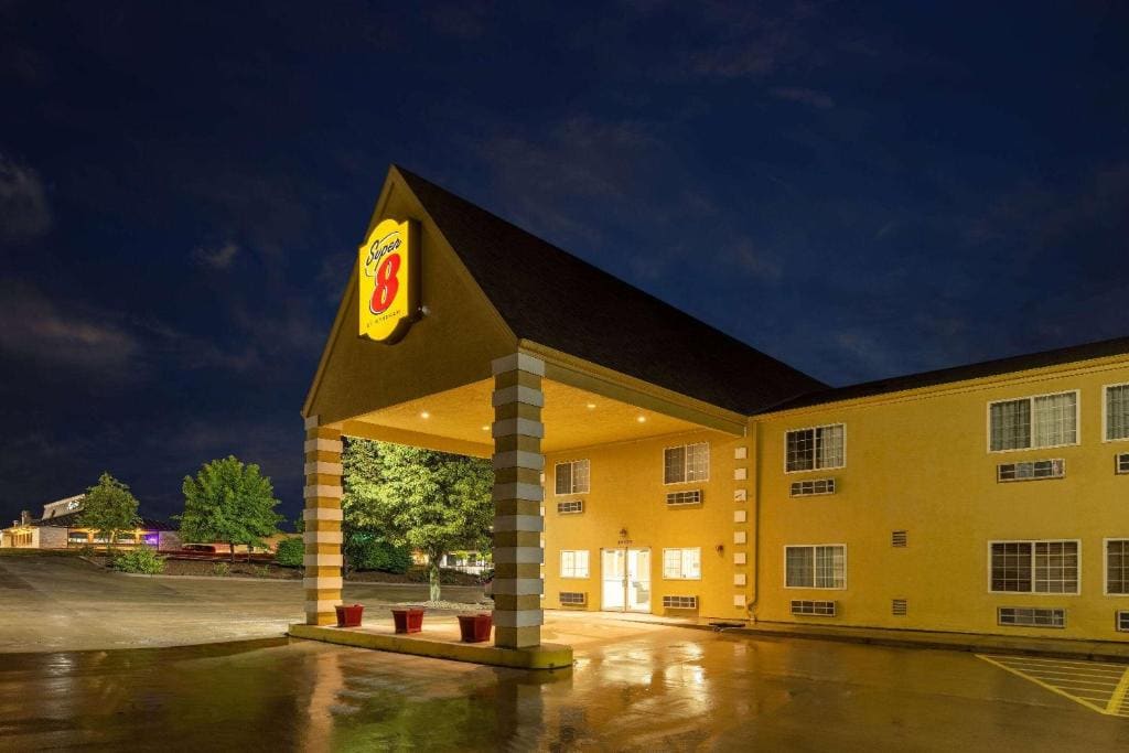 Super 8 by Wyndham De Soto - View 4