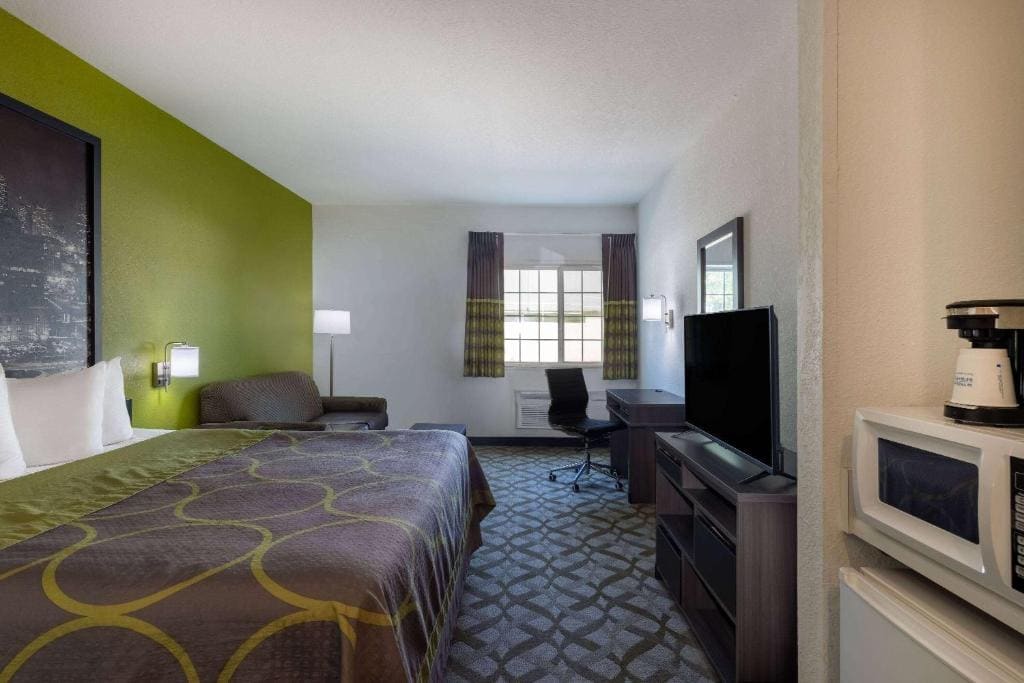 Super 8 by Wyndham De Soto - View 2