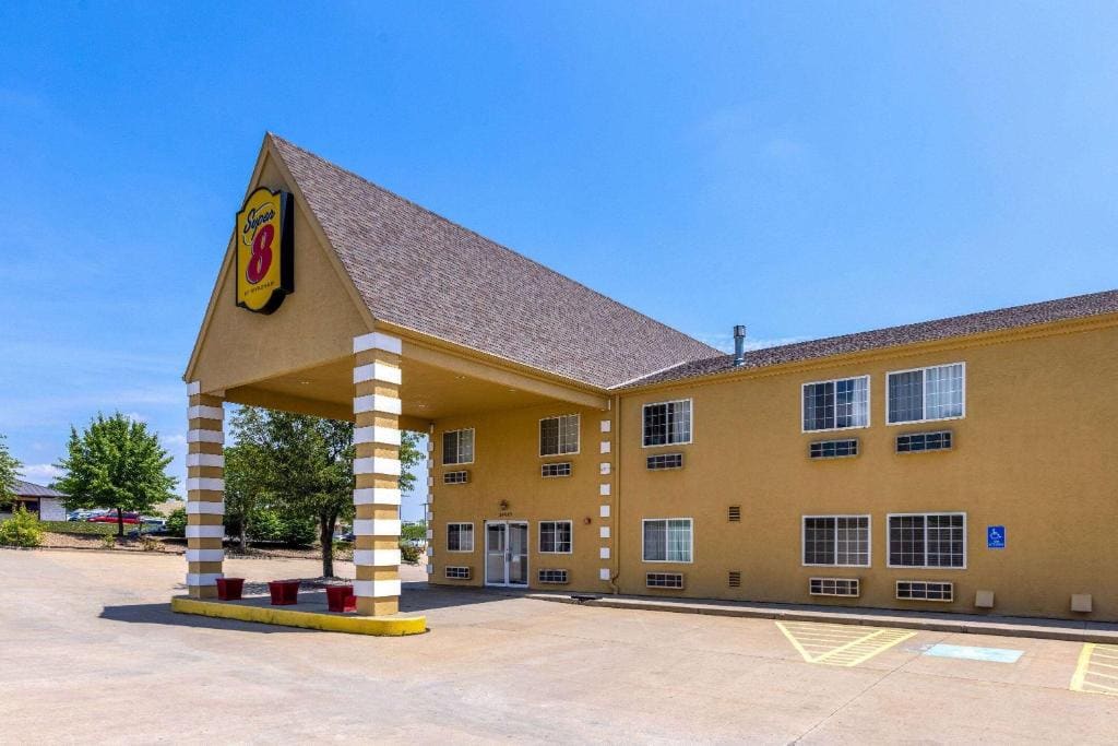 Super 8 by Wyndham De Soto - Main view