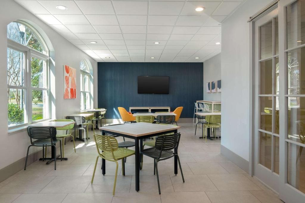 Spark by Hilton Summerville - View 3
