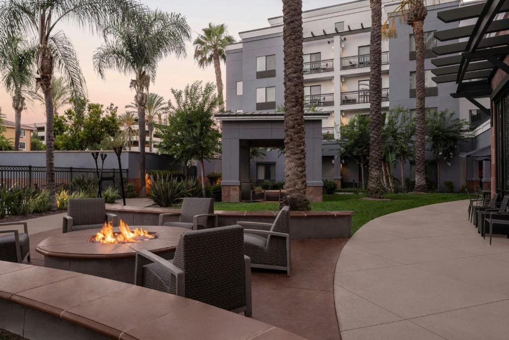 Courtyard Los Angeles Burbank Airport - View 5