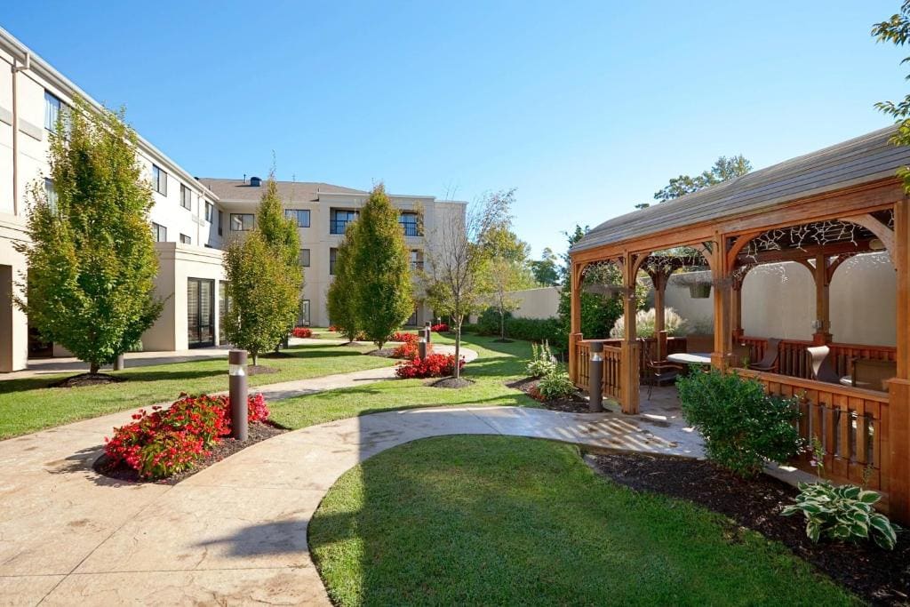 Courtyard Wall at Monmouth Shores Corporate Park - View 3