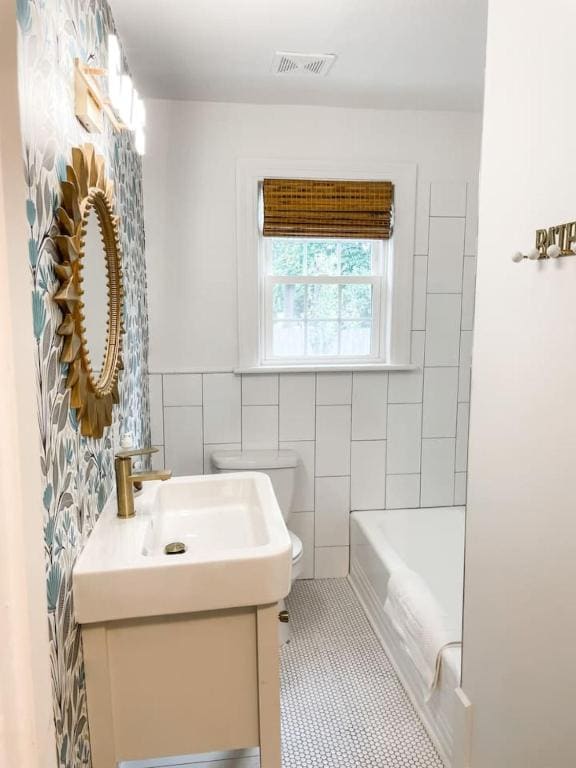 Cozy 2BR Apt w KING in historic dist. 1mi to sq. - View 4