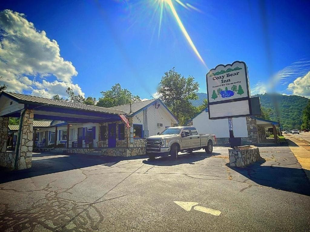 Cozy Bear Inn - Main view