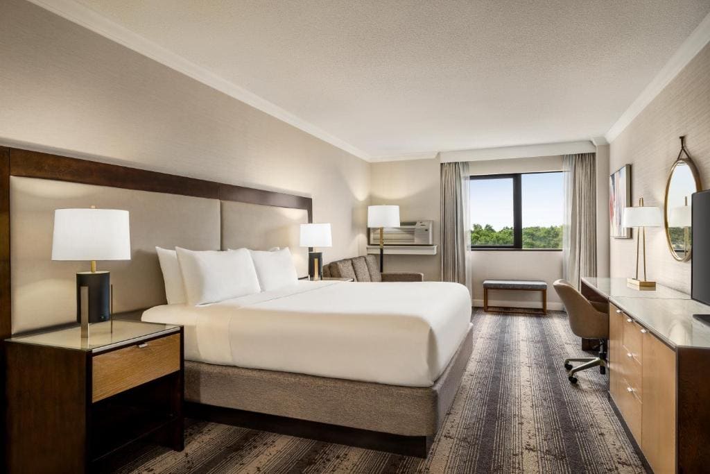 Crowne Plaza Edison by IHG - View 7
