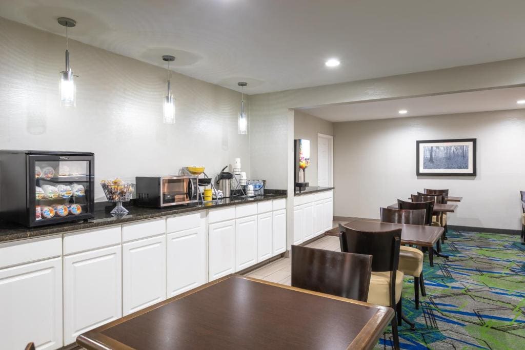 Days Inn by Wyndham Greenville - View 4