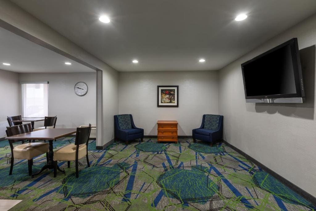 Days Inn by Wyndham Greenville - View 5