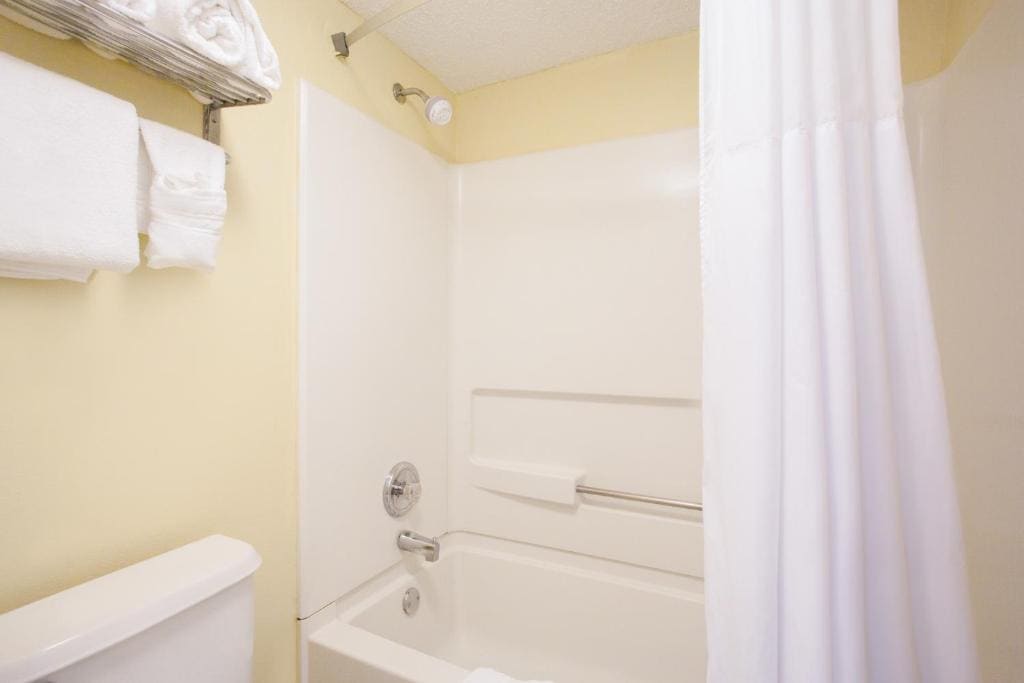 Days Inn by Wyndham Brooksville - View 7