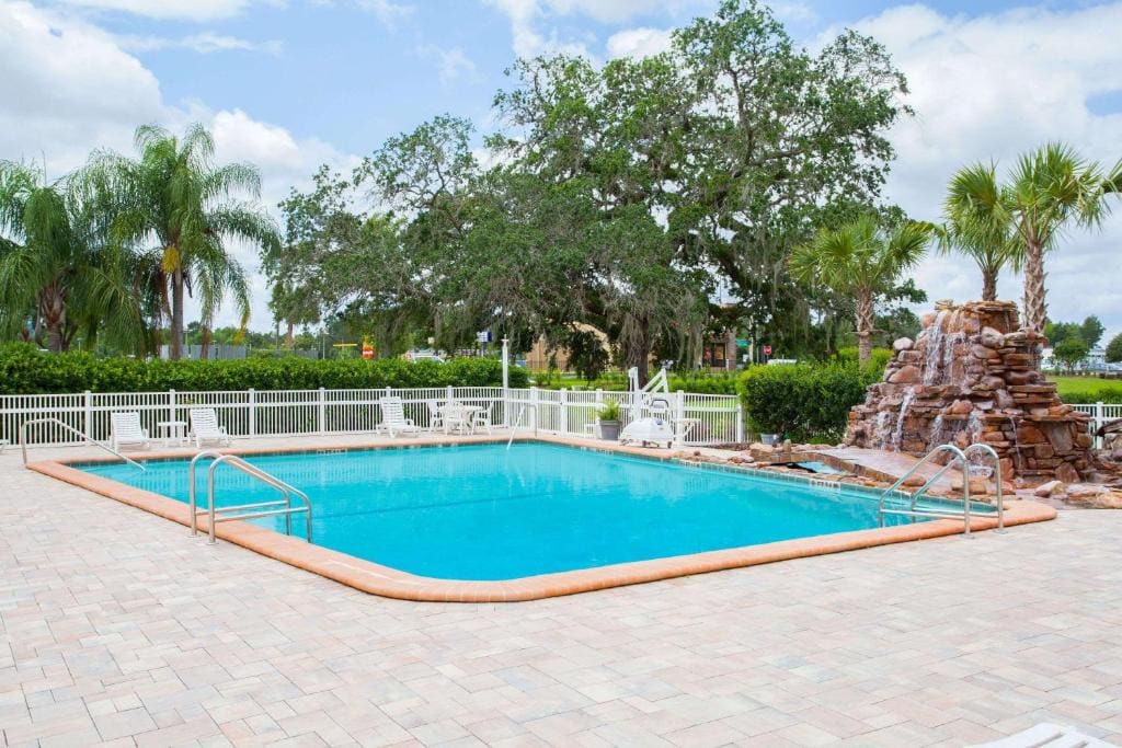 Days Inn by Wyndham Brooksville - View 3