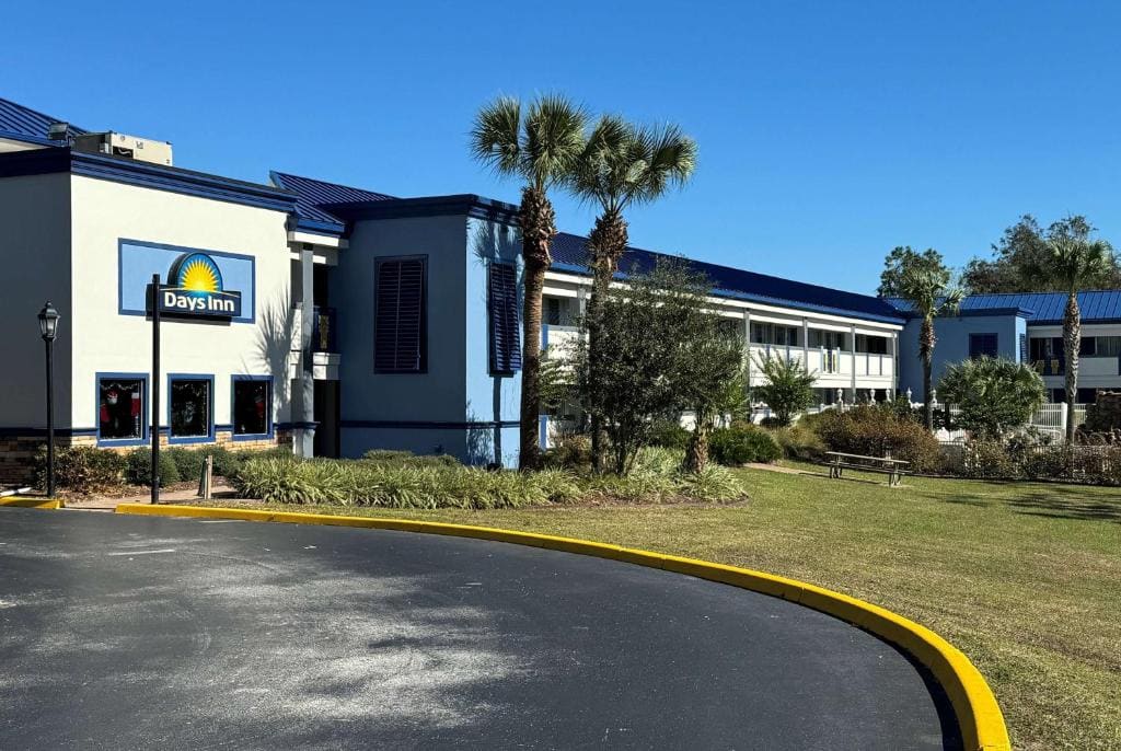 Days Inn by Wyndham Brooksville - View 5