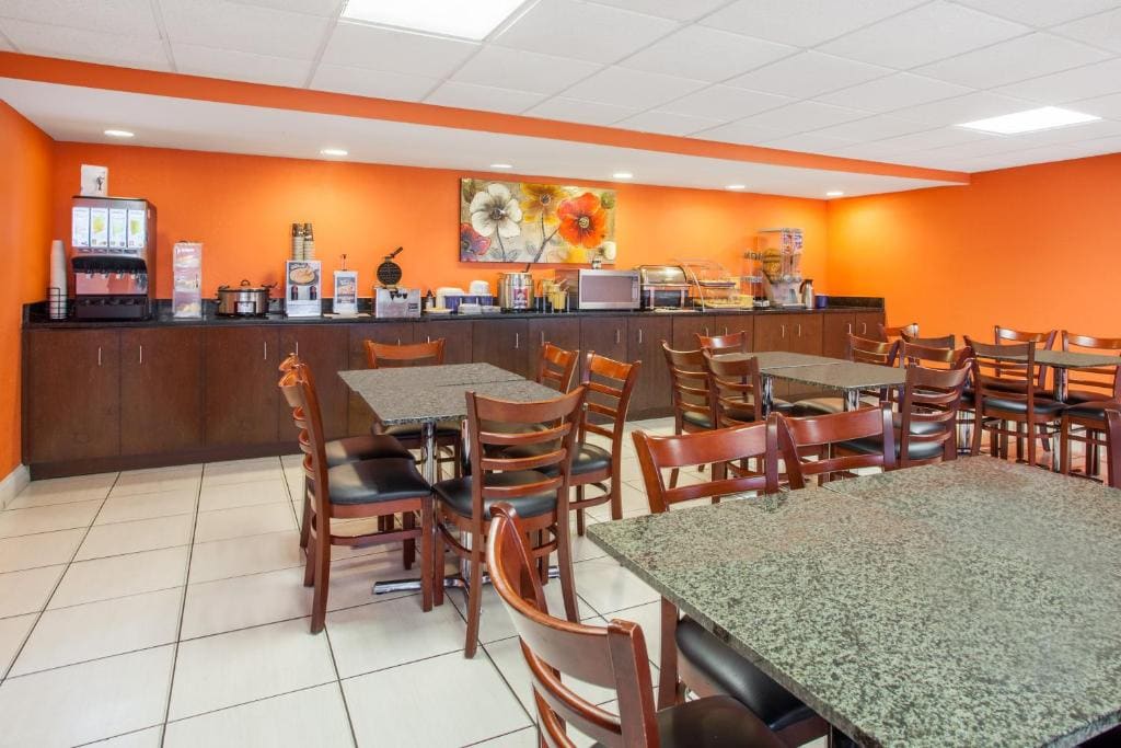 Days Inn by Wyndham Brooksville - View 4