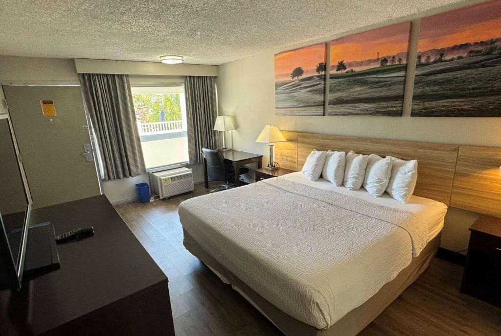 Days Inn by Wyndham Brooksville - View 2