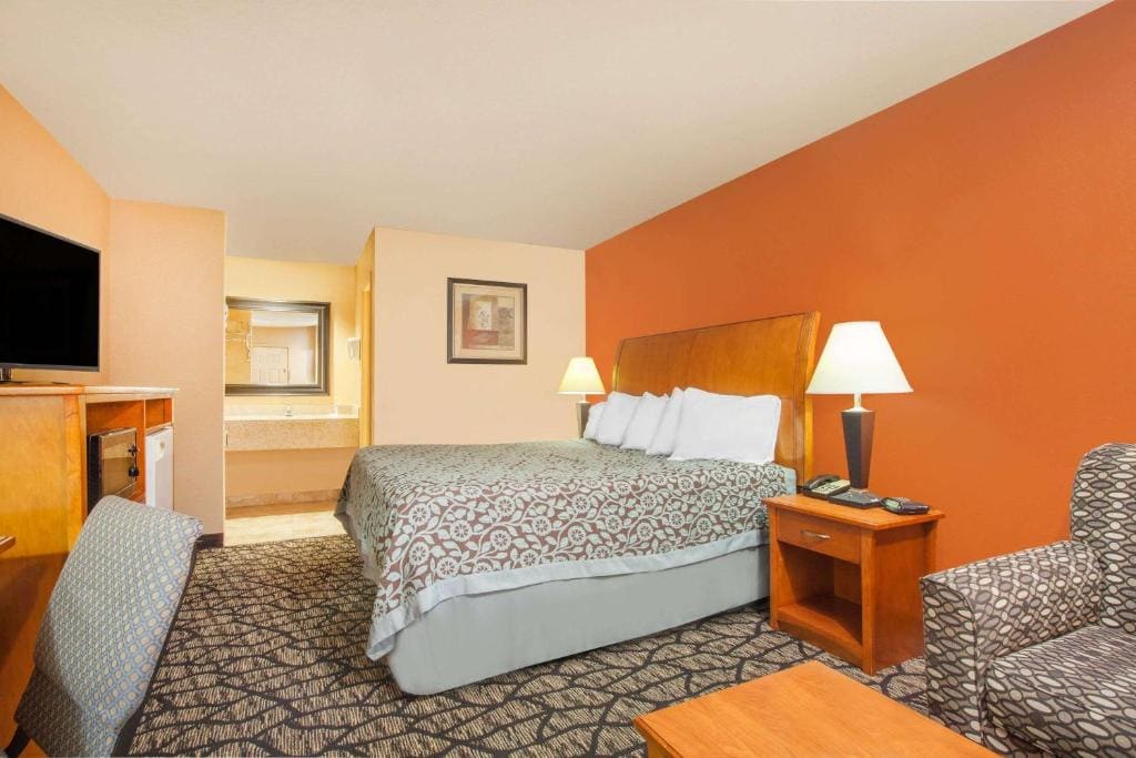 Days Inn by Wyndham Centerville - View 7