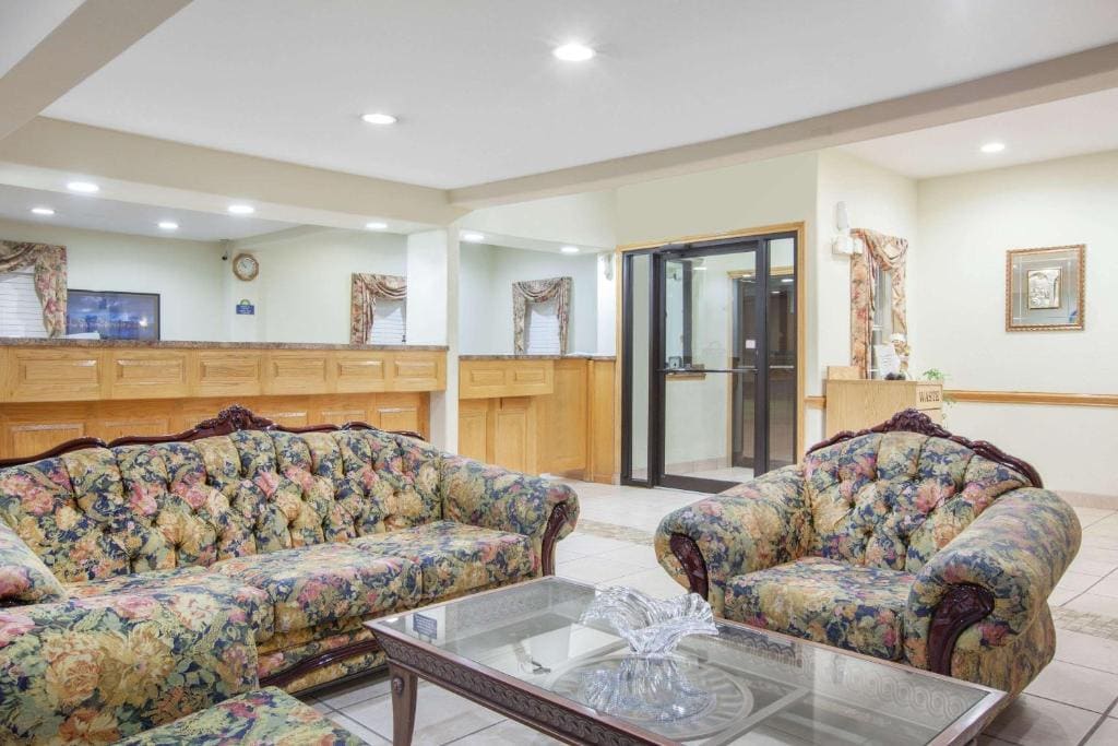 Days Inn by Wyndham Centerville - View 4