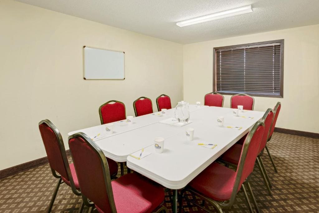 Days Inn by Wyndham Fort Dodge - View 4