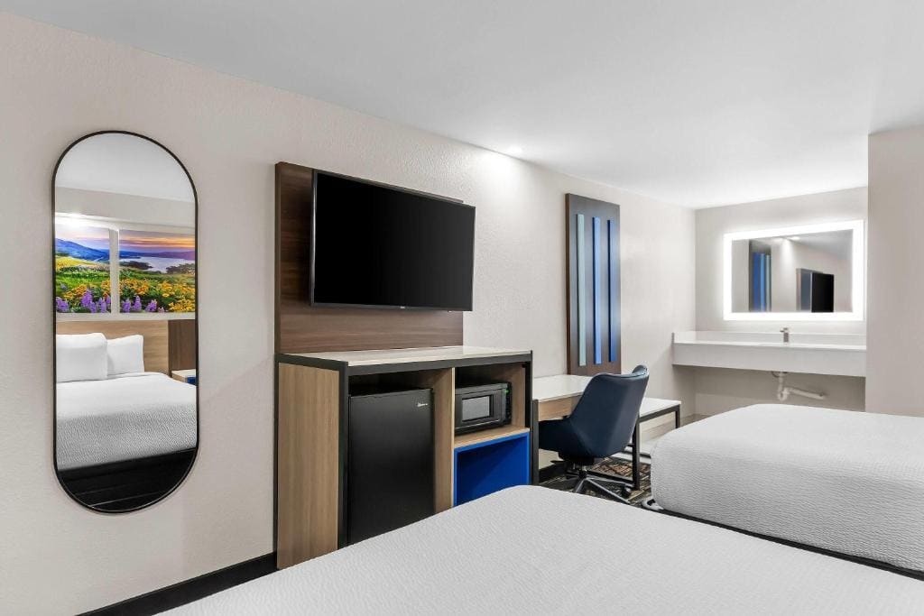 Days Inn by Wyndham Indianapolis East Post Road - View 7