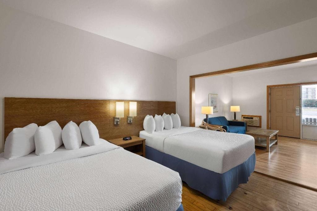 Days Inn by Wyndham Kill Devil Hills Oceanfront - Wilbur - View 2