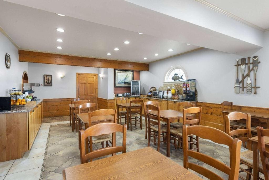 Days Inn by Wyndham Kill Devil Hills Oceanfront - Wilbur - View 3