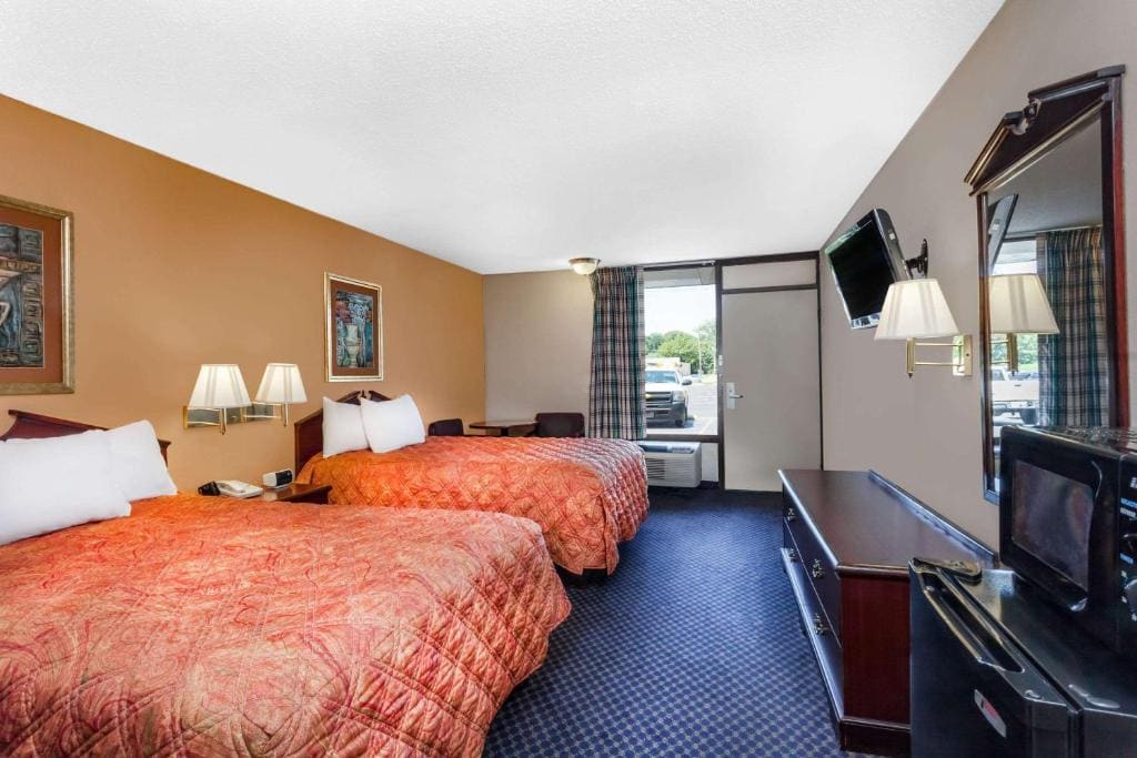 Days Inn by Wyndham Martin - View 6