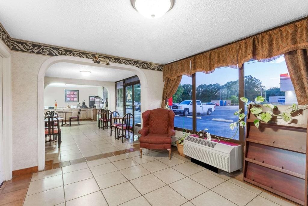 Days Inn by Wyndham Martin - View 4