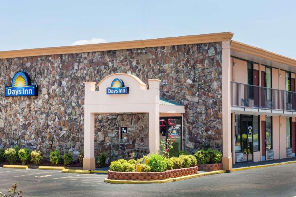 Days Inn by Wyndham Martin - View 5
