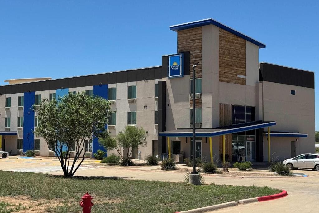 Days Inn & Suites by Wyndham Colorado City/I-20 - Main view