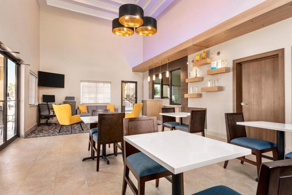 Days Inn & Suites by Wyndham Houston Hobby Airport - View 5