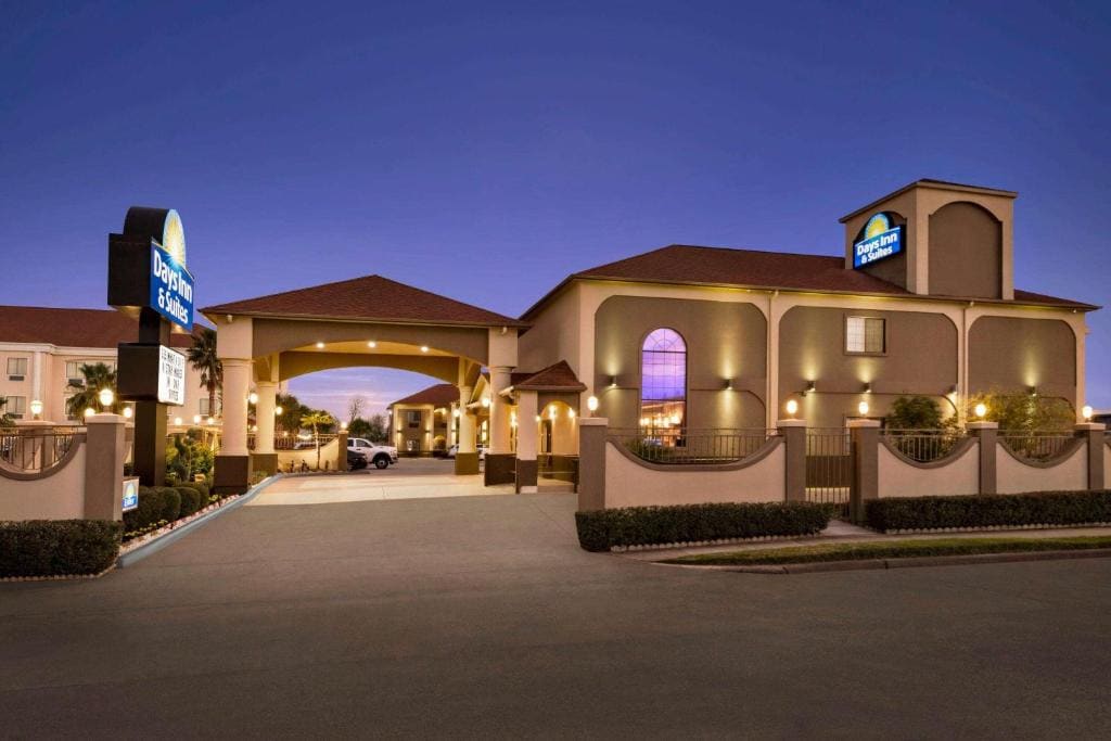 Days Inn & Suites by Wyndham Houston Hobby Airport - Main view