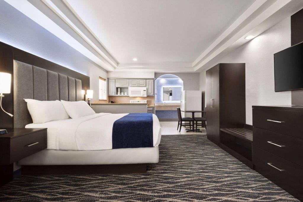 Days Inn & Suites by Wyndham Houston Hobby Airport - View 7