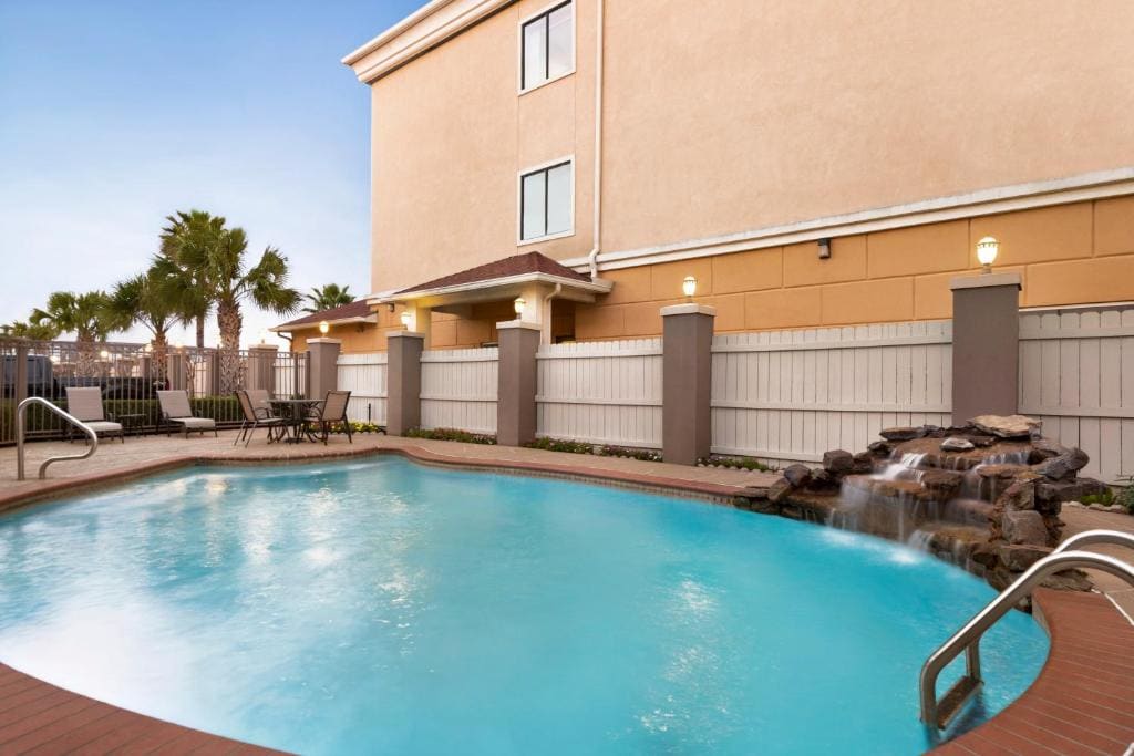 Days Inn & Suites by Wyndham Houston Hobby Airport - View 4