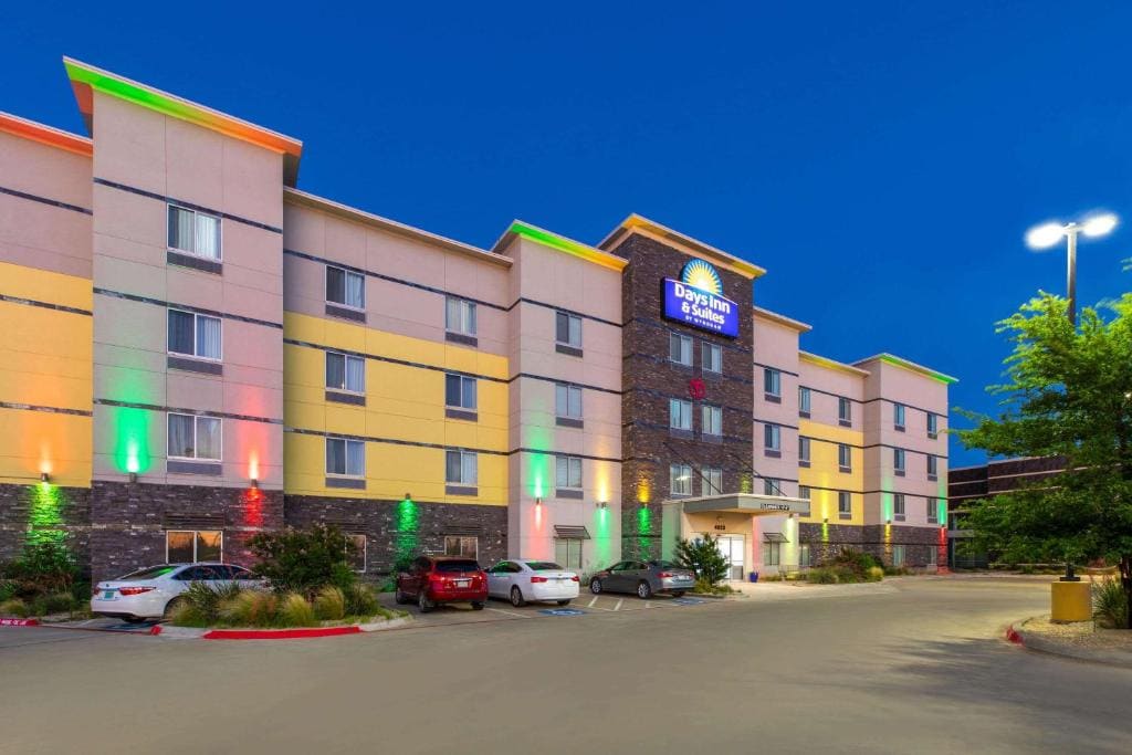 Days Inn & Suites by Wyndham Lubbock Medical Center - Main view