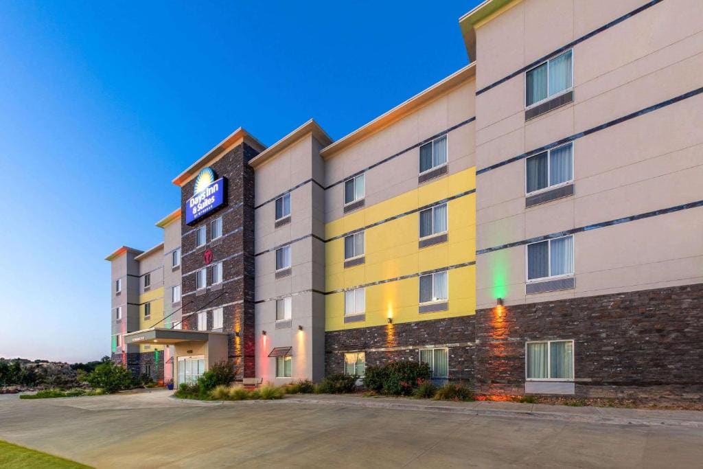 Days Inn & Suites by Wyndham Lubbock Medical Center - View 4