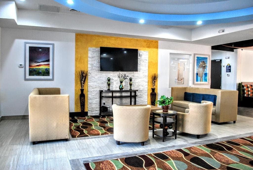 Days Inn & Suites by Wyndham Lubbock Medical Center - View 3