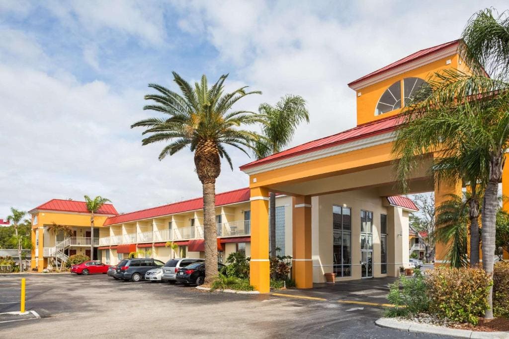 Days Inn & Suites by Wyndham Port Richey - Main view