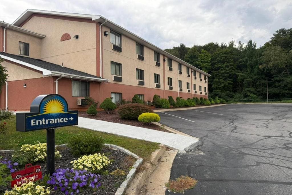 Days Inn by Wyndham Torrington - View 5
