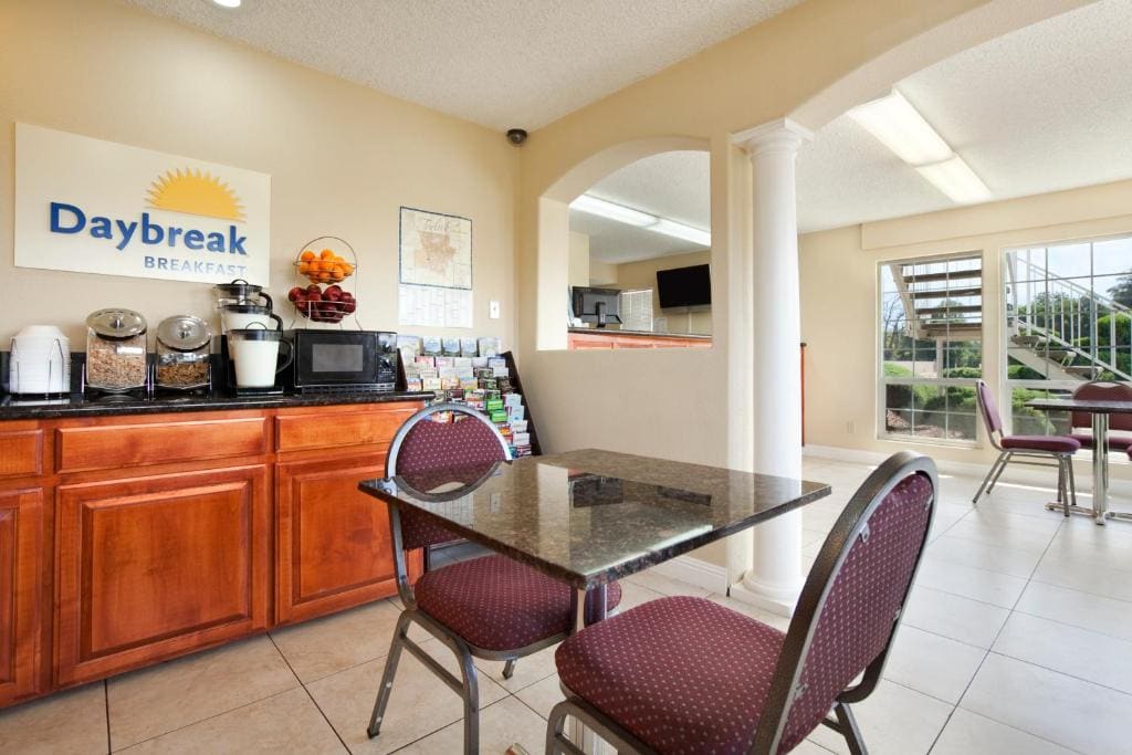 Days Inn by Wyndham Turlock - View 4