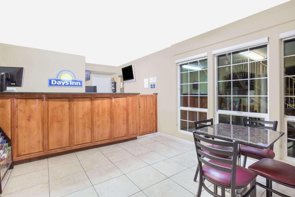 Days Inn by Wyndham Turlock - View 5