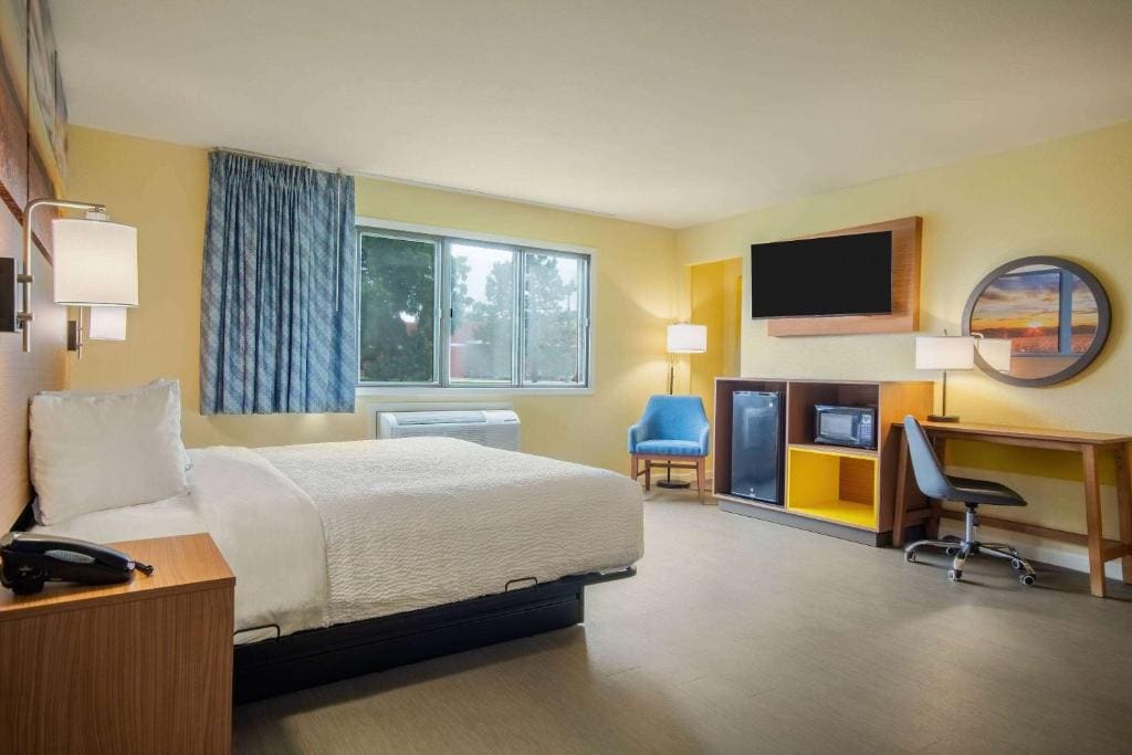 Days Inn & Suites by Wyndham Waterloo - View 6