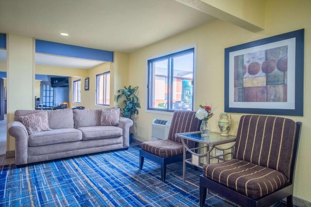 Days Inn & Suites by Wyndham Waterloo - View 4