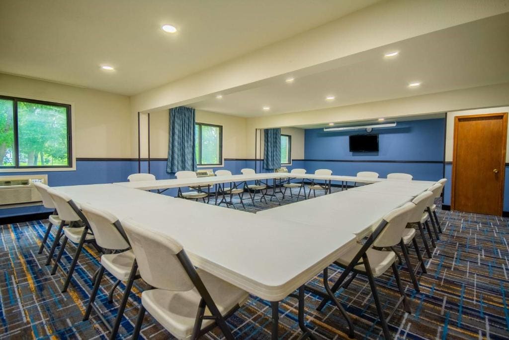 Days Inn & Suites by Wyndham Waterloo - View 3