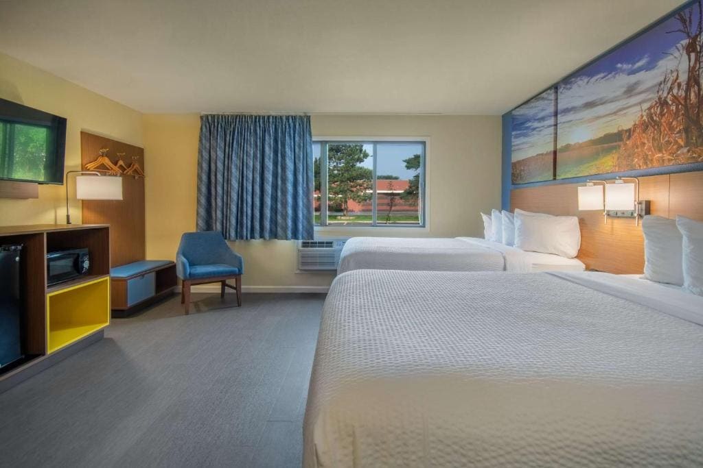 Days Inn & Suites by Wyndham Waterloo - View 2