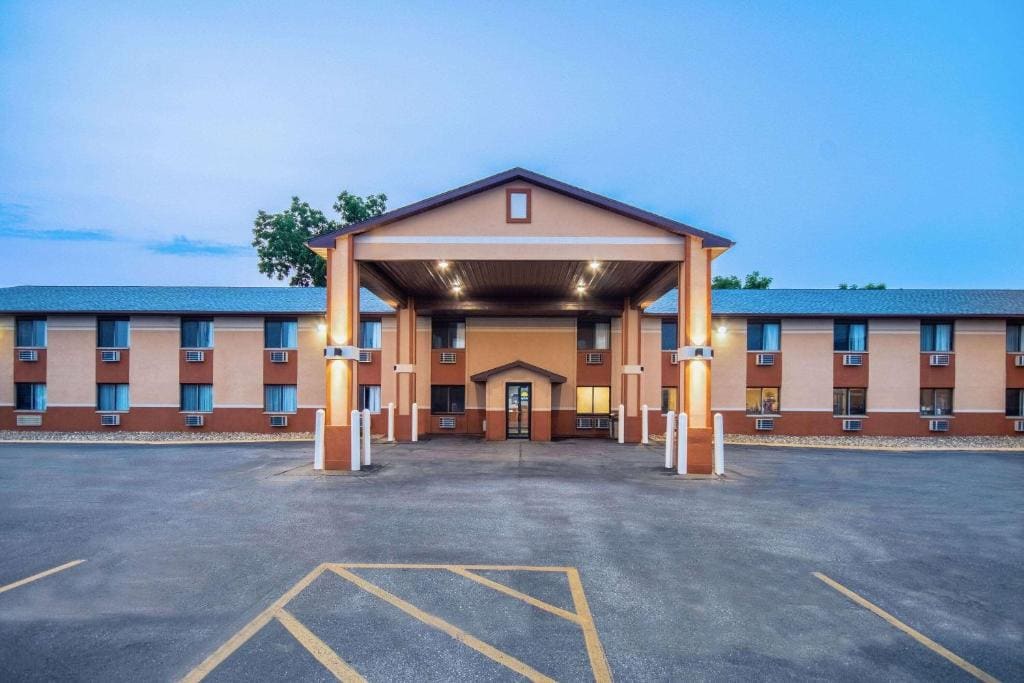 Days Inn & Suites by Wyndham Waterloo - View 5