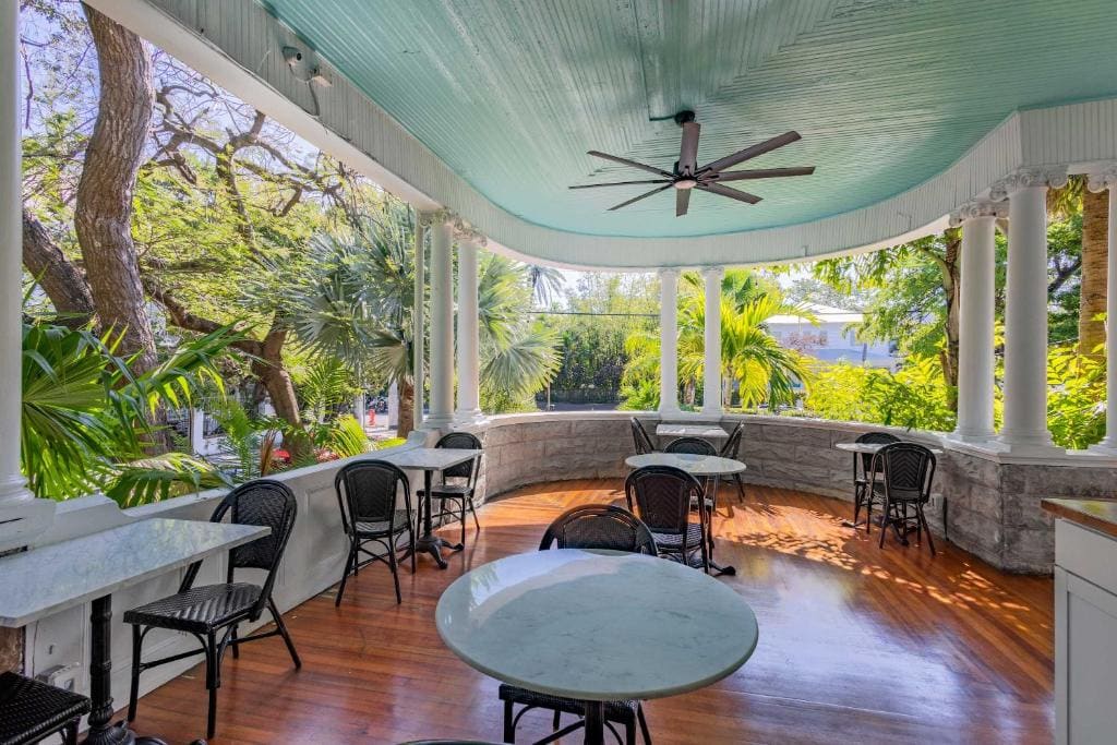 Deluxe King - Curry Mansion with Pool! - View 3